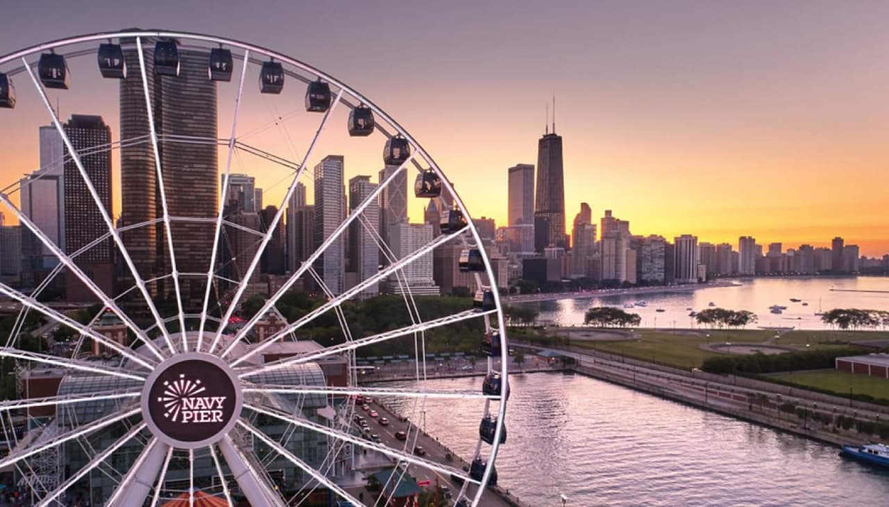 <h3 class="cms-H3-H3">Centennial Wheel</h3>
<br>En 2016, el Centennial Wheel debutó en honor al 100 aniversario de
<b><a href="https://www.univision.com/local/chicago-wgbo/diversion-bares-restaurantes-chicago-comida-bebidas-alcoholicas-fotos">Navy Pier</a></b>. Elevándose a alturas de casi 200 pies, esta rueda es 50 pies más alta que la de 1995. Con góndolas cerradas con clima controlado, los huéspedes pueden disfrutar de paseos durante todo el año. Esta nueva característica mejorada no formaba parte de la Rueda de 1995. Y por supuesto, la vista de la ciudad desde esta rueda de la fortuna es espectacular.
