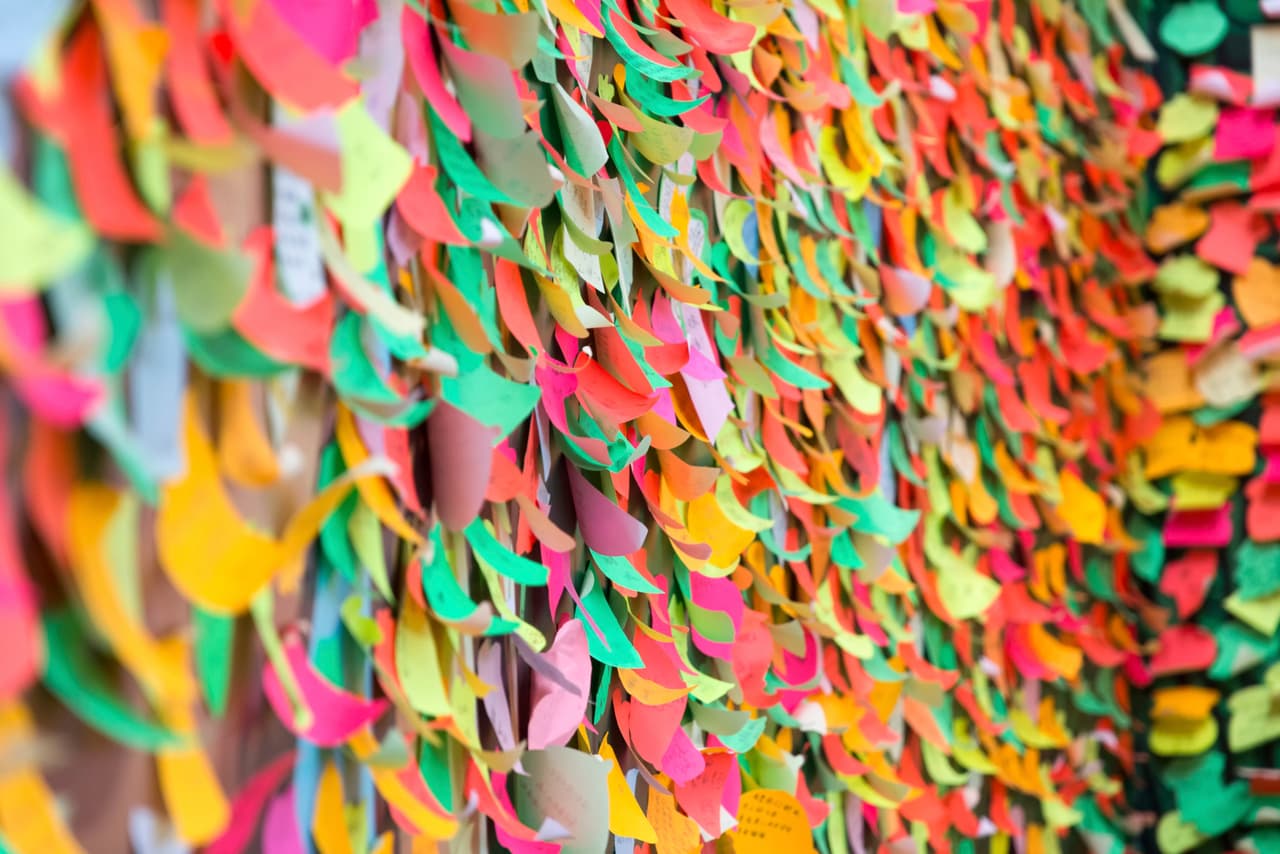 La aspiradora puede llegar a muchos lugares, pero dentro del teclado no. ¿Qué hacer? Mete la parte con pegamento de post-its dentro de las teclas, ¡y en ella quedará pegada la suciedad!