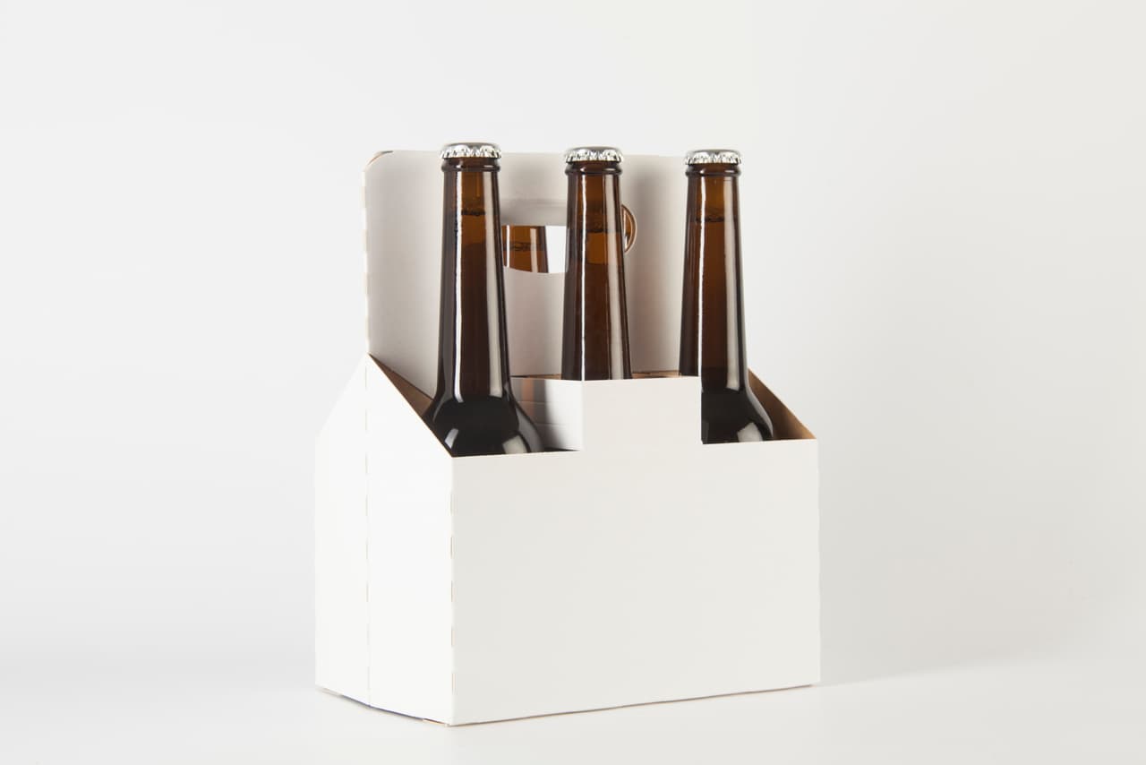 Las cajas de cerveza tienen más de un uso. Colócalas dentro de tu refrigerador y úsalas para lo que fueron creadas: ¡para organizar! Sólo que esta vez las aprovecharás para colocar en ellas mucho más que alcohol.