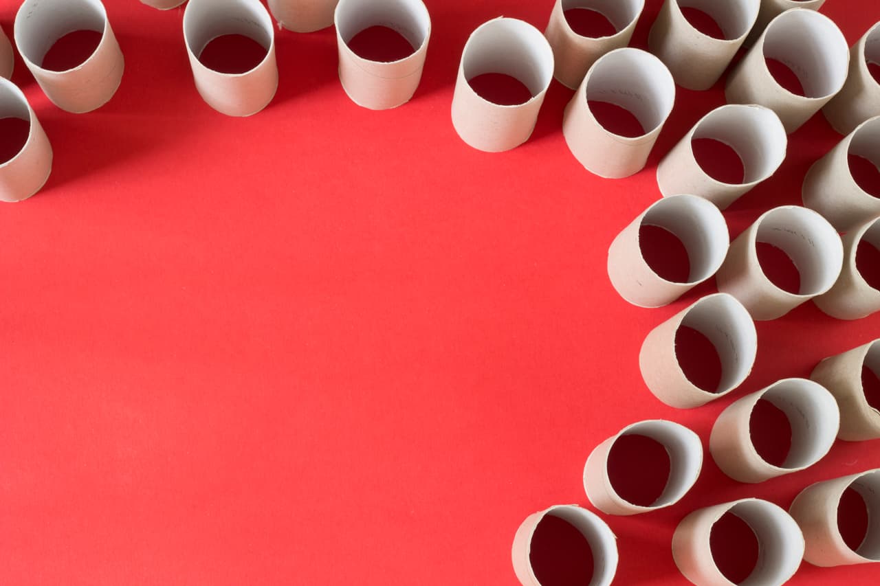 Apila y agrupa los cartones de papel para formar contenedores: ¡y guarda en ellos lo que quieras!