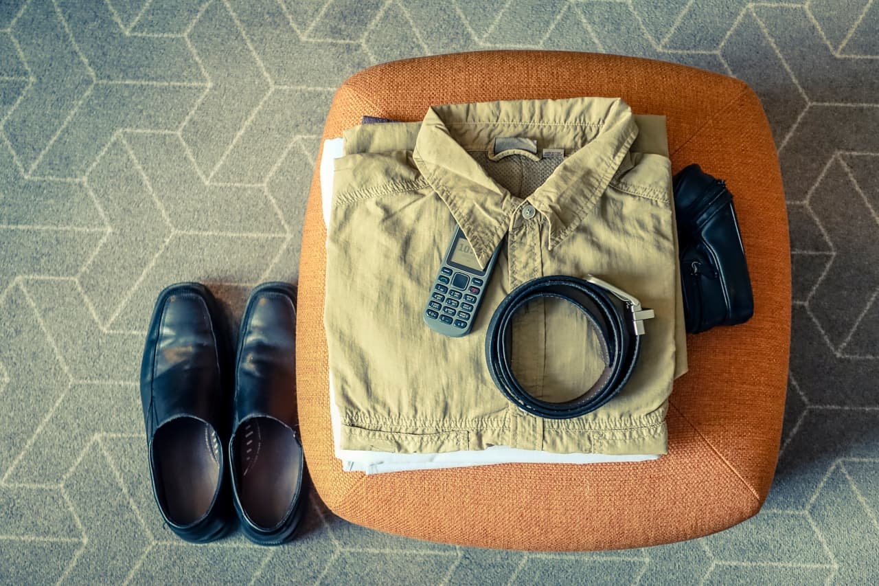 ¿No quieres que se arrugue o deforme el cuello de la camisa? Enrolla un cinturón de esta manera y colócalo de esta manera dentro de ello. Así nada le quitará su forma.