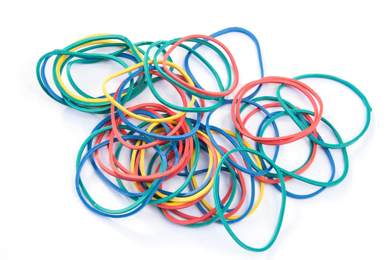 Si has pintado, sabes lo mucho que se desperdicia de pintura en la brocha al terminar. Puedes evitar esto al estirar una liga y luego pasar el cepillo dentro de ella, haciendo que las cerdas rocen contra el material elástico para evitar que toda esa pintura termine diluida.