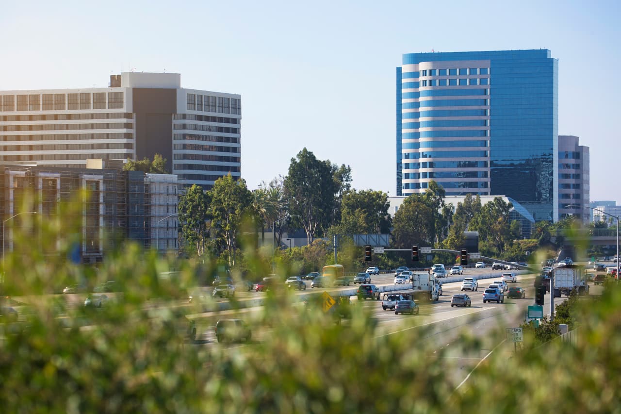 <b>Irvine,</b> ubicada en el condado de Orange ocupa el segundo lugar en el listado de las ciudades más seguras del estado.
<br>
<br>
<b>Población:</b> 276, 115
<br>
<b>Salario promedio: </b>$95,573
<br>
<b>Tasa de crimen violento: </b>0.61 por cada mil habitantes
<br>
<b>Tasa de crimen a la propiedad: </b>13.16 por cada mil habitantes
<br>