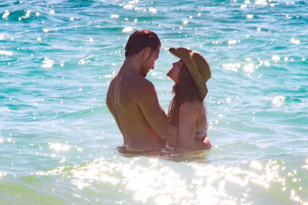 Pero antes de vestirse de gala, los novios se relajaron en el mar.