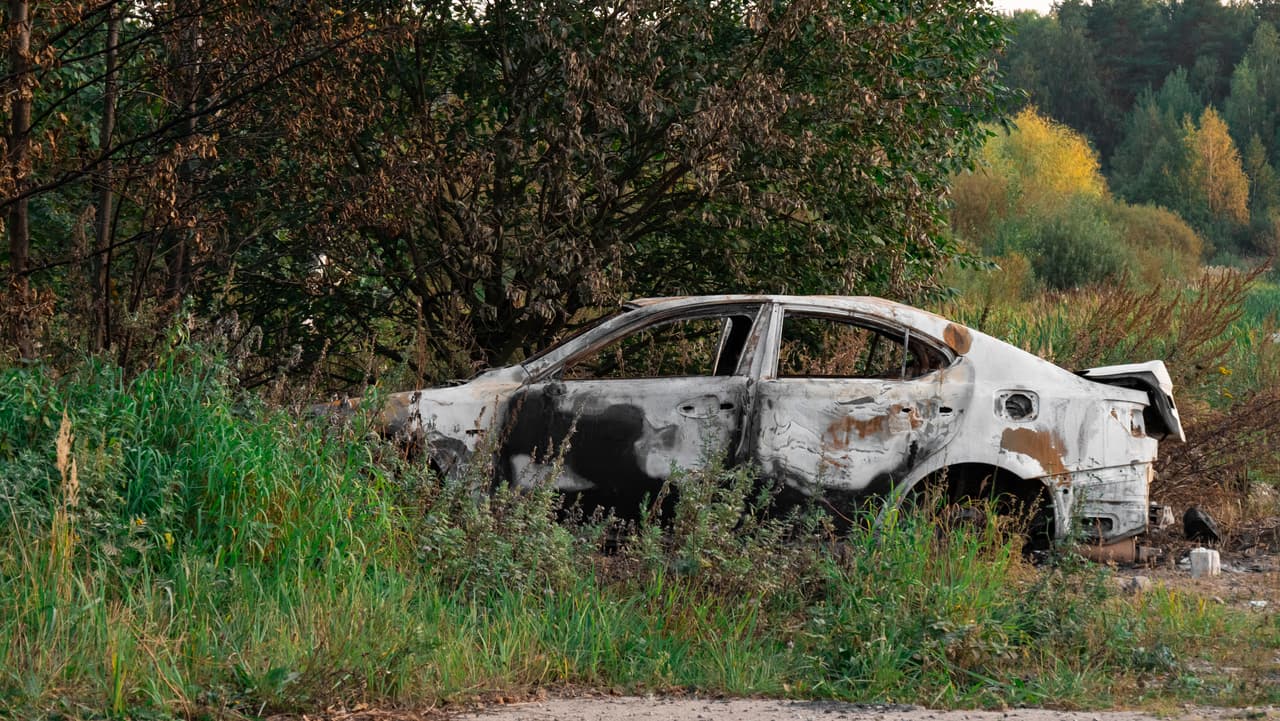 Y aunque algunos incendios suceden tras sufrir accidentes de tránsito, otros son causados por no cumplir con el debido mantenimiento del vehículo e incluso por descuidos al dejar materiales inflamables en la cabina, sobre todo en junio, julio y agosto, los meses más calientes del año, cuando las temperaturas en el interior pueden superar los 180 grados F (82 grados C).