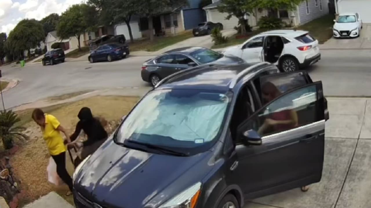 En tan solo 6 segundos, 
<b>una mujer adulta mayor e hispana fue víctima de robo cuando un sospechoso le arrebató su bolso.</b> El incidente fue el pasado 6 de agosto, 
<b>alrededor de las 3:00 p.m. en la zona noroeste de Texas, cerca de SeaWorld.</b>