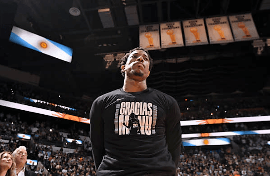 Aquí la estrella de los Spurs DeMar DeRozan portando una camiseta de calentamiento con la leyenda "Gracias Manu".