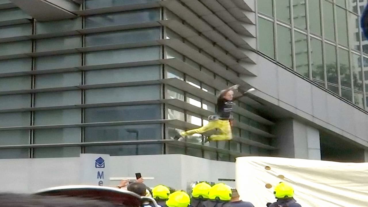 Luego de llegar a la cima el escalador descendió y muy cerca del suelo saltó sobre un colchón inflable de seguridad dispuesto por las autoridades filipinas.