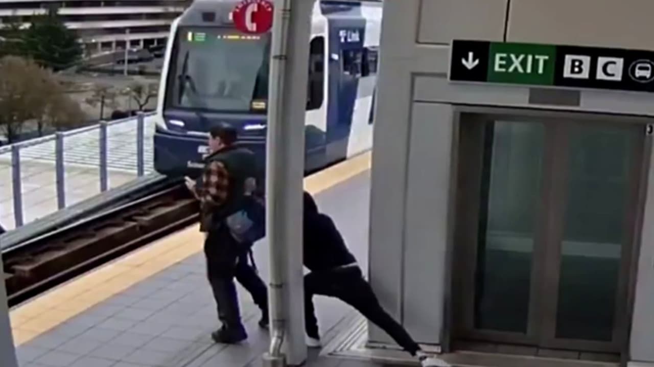 Video: Hombre enfrenta momentos de terror al ser empujado a las vías del tren en Seattle