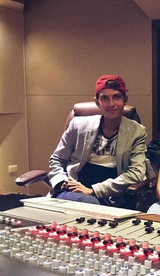 <b>Camilo Blanes</b>, único hijo del 
<b><a href="https://www.univision.com/famosos/muere-el-cantautor-espanol-camilo-sesto">fallecido cantautor español Camilo Sesto</a></b>, negó tener problemas por 
<b>el consumo de drogas y alcohol</b>, como teme 
<b>su madre, Lourdes Ornelas</b>, que le esté ocurriendo.