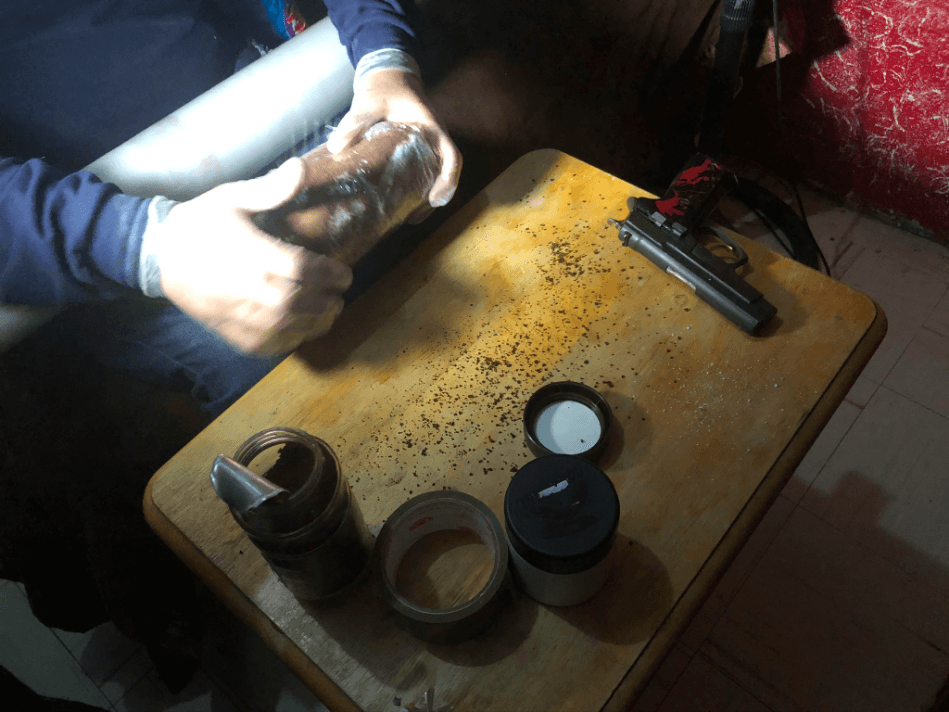 Antes de cruzar la frontera, envuelven la droga con capas de plástico y detergente.