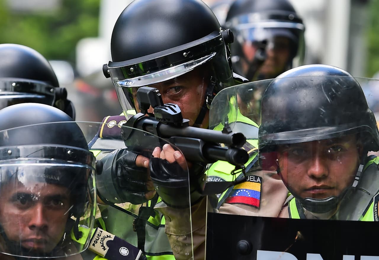 <b>Represión y censura.</b> Desde 2014 escaló la represión policial a las manifestaciones públicas.
<b><a href="http://www.univision.com/noticias/crisis-en-venezuela/oposicion-venezolana-congela-el-dialogo-con-el-gobierno-hasta-que-sean-liberados-los-presos-politicos-y-se-ponga-fecha-al-revocatorio">Venezuela es el país con más presos políticos del hemisferio.</a></b>
<b>Están cerradas todas las fuentes de información pública, <a href="http://www.univision.com/noticias/opinion/la-advertencia-de-una-periodista-que-dejo-venezuela-por-eeuu-no-era-el-fin-de-la-pesadilla">medios de comunicación han sido cerrados o comprados por afectos al gobierno. </a></b>
<br>