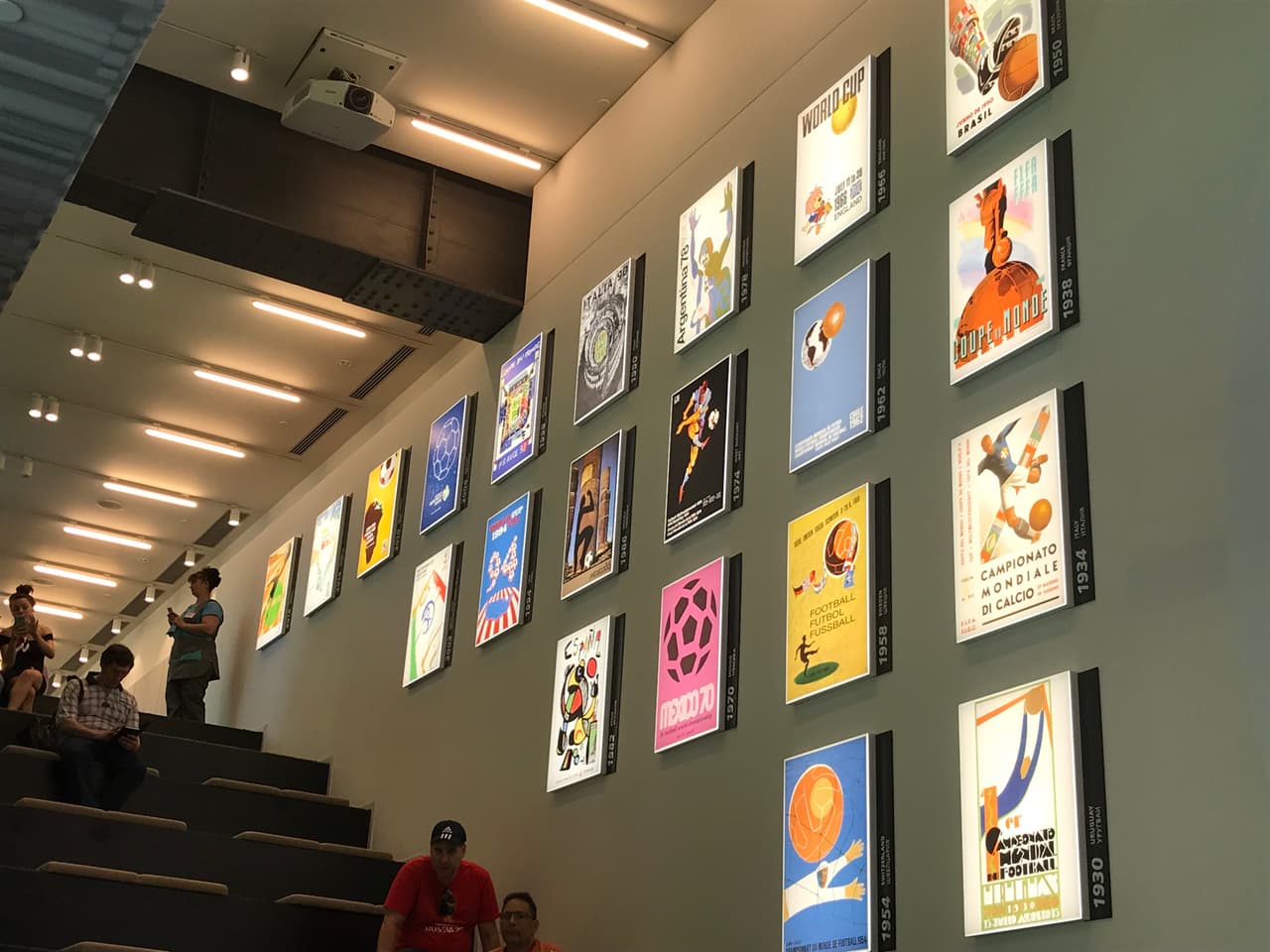 También se pueden apreciar todos y cada uno de los posters oficiales de las diferentes ediciones de las Copas del Mundo.