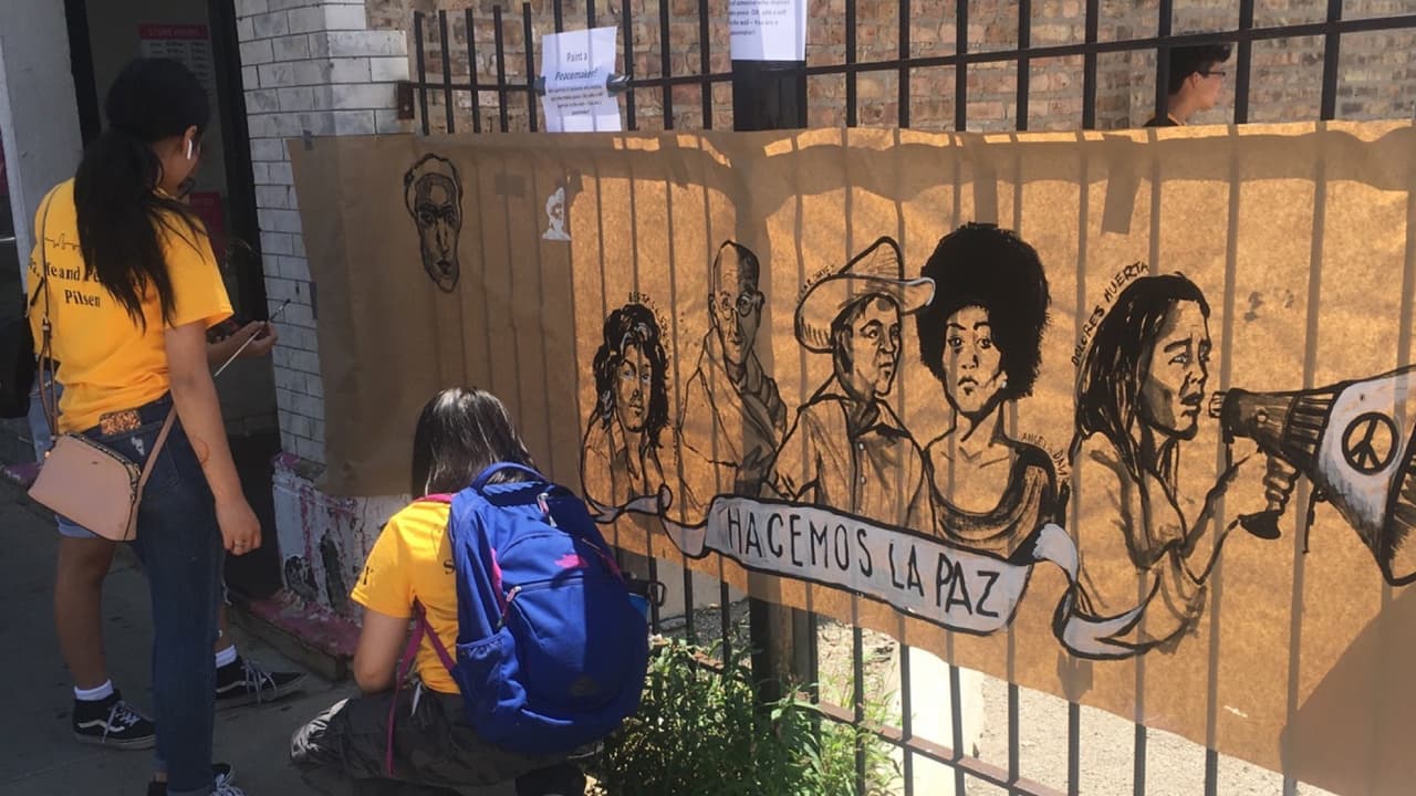 Adolescentes en Pilsen usan el arte para promover la paz en su vecindario 