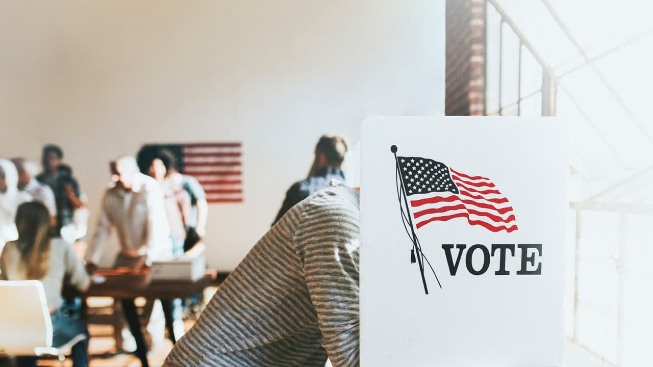 <h3 class="cms-H3-H3">Qué cambia y qué no cambia</h3>
<b>Lo que cambia: </b>
<br>🗳️ El requisito de ser ciudadano pasa de estar en una ley ordinaria a estar en la Constitución.
<br>🗳️ Cambiarlo en el futuro sería mucho más difícil: haría falta aprobar otra enmienda constitucional con voto del Congreso y del electorado.
<br>🗳️ Cierra cualquier posibilidad de que una ciudad o distrito escolar intente permitir que residentes no ciudadanos voten en elecciones locales.
<br>
<b>Lo que no cambia: </b>
<br>🗳️ Los requisitos para registrarse y votar siguen igual.
<br>🗳️ No se piden documentos nuevos ni pruebas extras de ciudadanía.
<br>🗳️ Votar sin ser ciudadano sigue siendo delito.
<br>🗳️ El proceso para los votantes registrados continúa exactamente como antes.