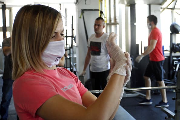 Los clientes de los gimnasios deberán desinfectar cualquier equipo antes y después del uso, incluidas las máquinas de ejercicio y las pesas.