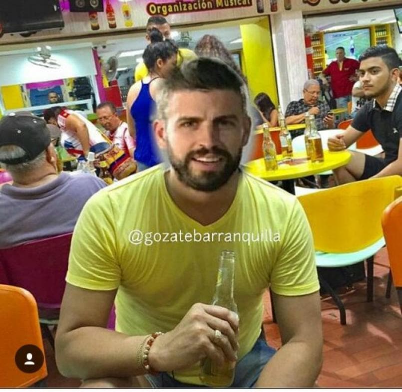 Piqué tomándose una cerveza en un restaurante popular.