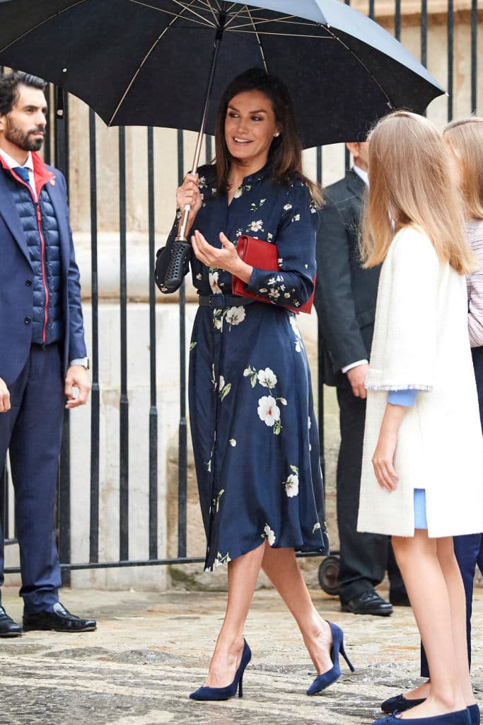 Sosteniendo un enorme paraguas fue como llegó la reina de España doña Letizia.