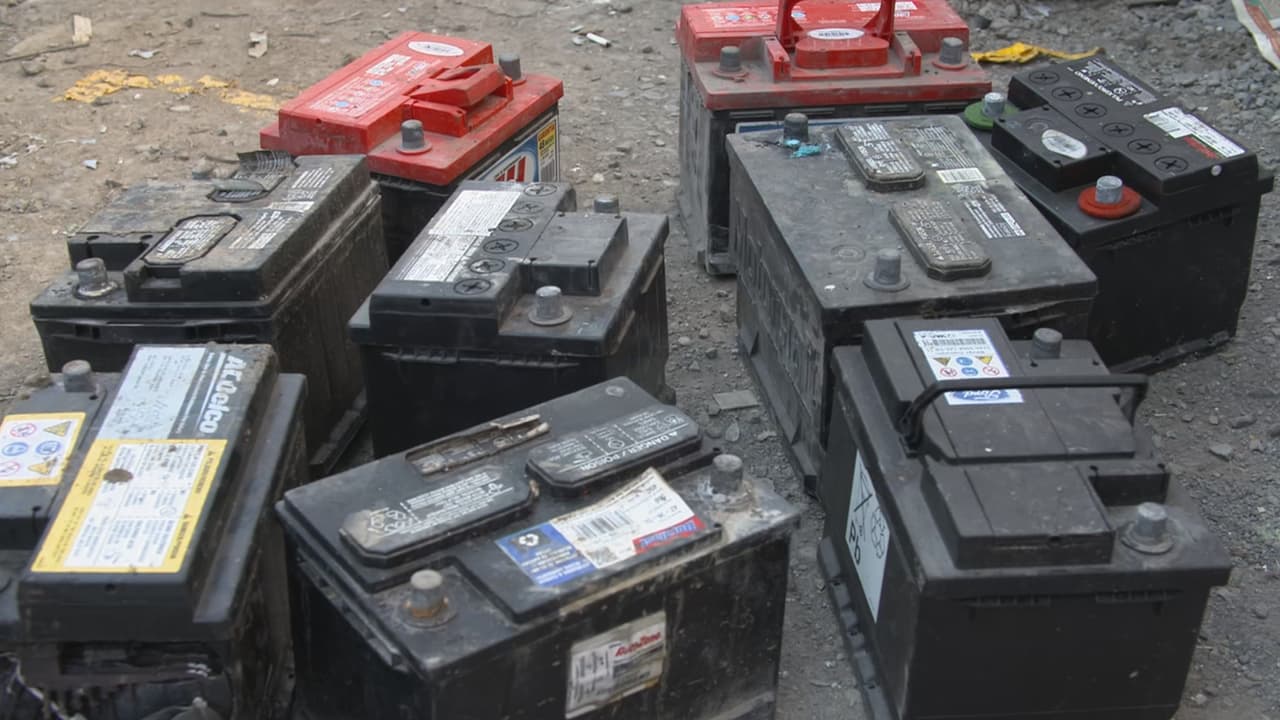 Las baterías de los autos son de las piezas que más sufren en climas muy fríos.