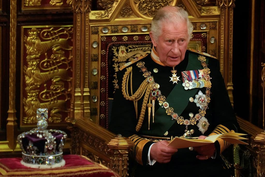 El príncipe Carlos de Gales de Gran Bretaña lee el discurso de la reina sentado junto a la Corona Imperial de Estado, en la Cámara de los Lores, durante la apertura de Estado del Parlamento, en las Casas del Parlamento, en Londres, el 10 de mayo de 2022.