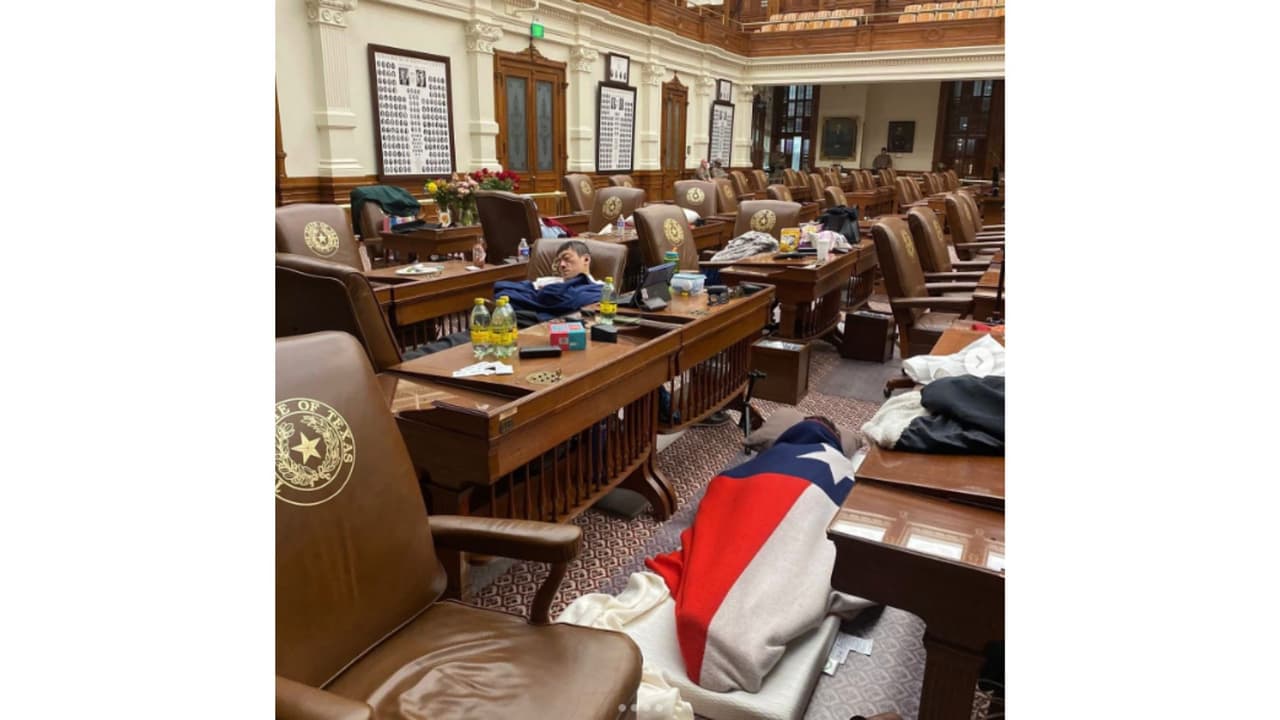 Un grupo de legisladores demócratas pasó la noche en el Capitolio de Texas en solidaridad con Nicole Collier. Ellos rechazan la medida impuesta por republicanos de ser escoltados por oficiales para que acudan a las sesiones.