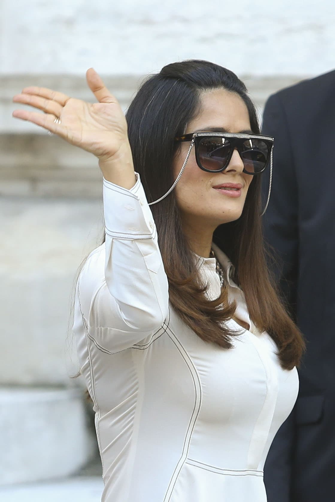 La diva también explicó que no acostumbra viajar a París con mucha joyería.