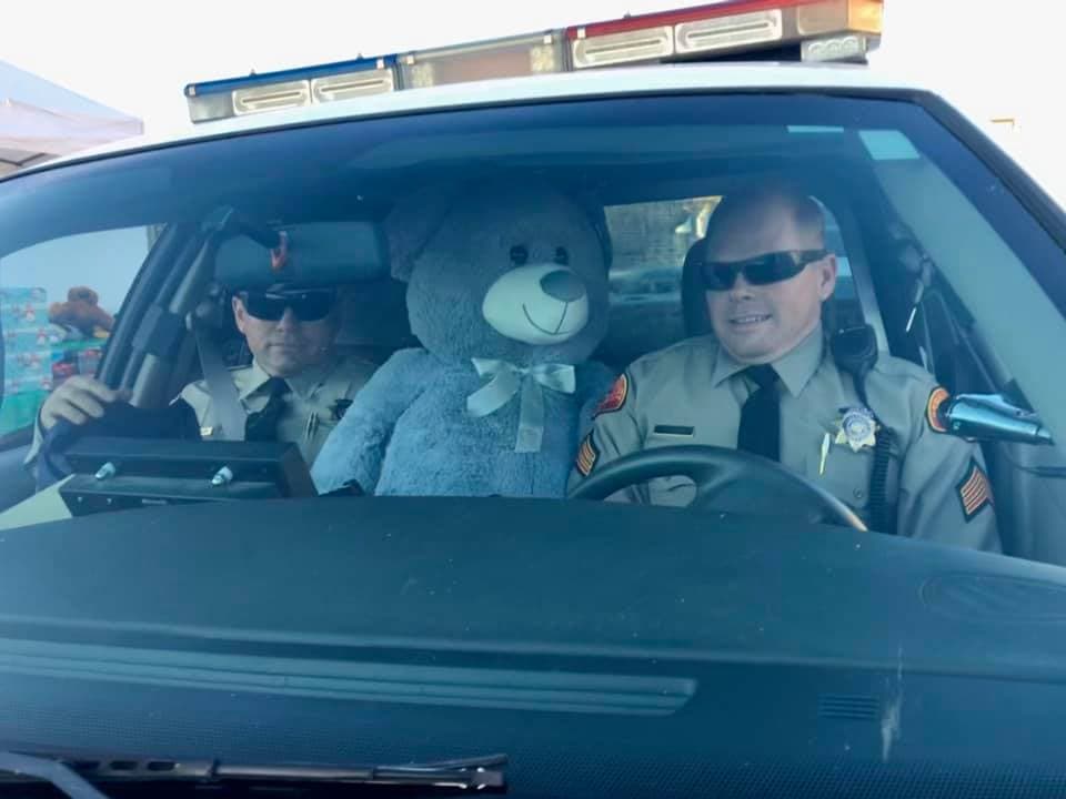 Durante 35 años, las autoridades policiales del condado han distribuido alimentos para que las familias de bajos ingresos también puedan tener una cena de Nochebuena.