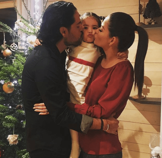 Ana y Luis habían pedido un regalo muy especial a Santa, pero aún no podían compartirlo con todos.