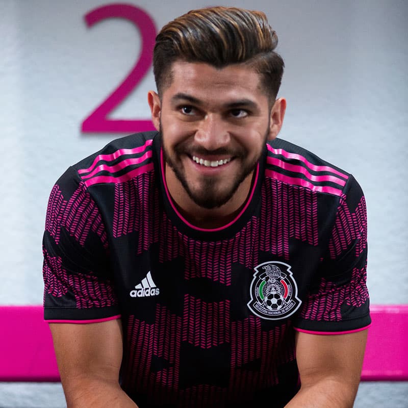 La playera vuelve a ser color negro pero ahora se usa el rosa mexicano (o magenta) como tono secundario.