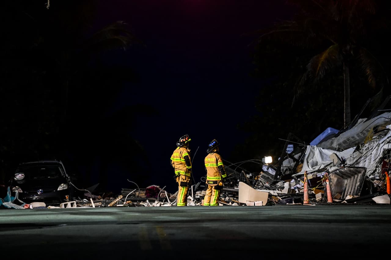 El cuerpo de bomberos de Miami-Dade continúa trabajando en 
<a href="https://www.univision.com/local/miami-wltv/autoriadmiami-dade-confirma-que-hay-4-muertos-tras-derrumbe-edificio-en-surfside">la operación de búsqueda y rescate en el derrumbe del edificio </a>q ue ocurrió este jueves en Surfside.