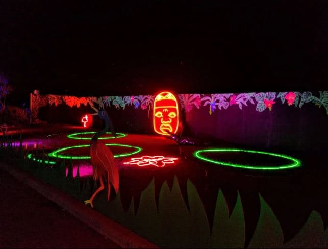 En la exposición, se integran el arte con el entorno sereno de los encantadores jardines botánicos.