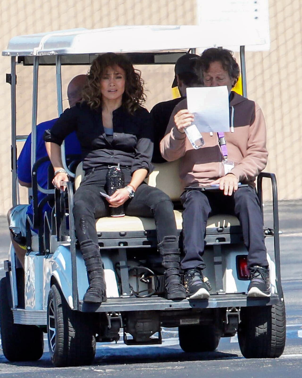 Según la fuente, la protagonista de 
<a href="https://www.vix.com/es-es/detail/video-4173568?utm_medium=internal_referral&utm_source=univision&utm_campaign=breaking_news&utm_content=ed_entertainment&utm_term=slideshow" target="_blank">‘Experta en bodas’, que puedes ver gratis aquí en ViX</a>, está tratando de “mantener las cosas frescas” ahora que ella y su esposo se adaptan a su vida juntos.
<br>