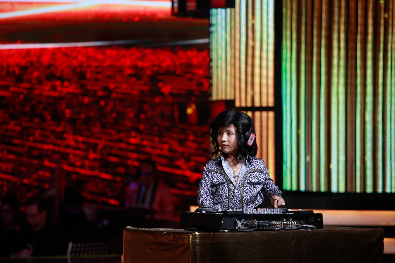 En la siguiente gala, mini Albertano volvió al escenario. Esta vez jugó el papel de DJ.