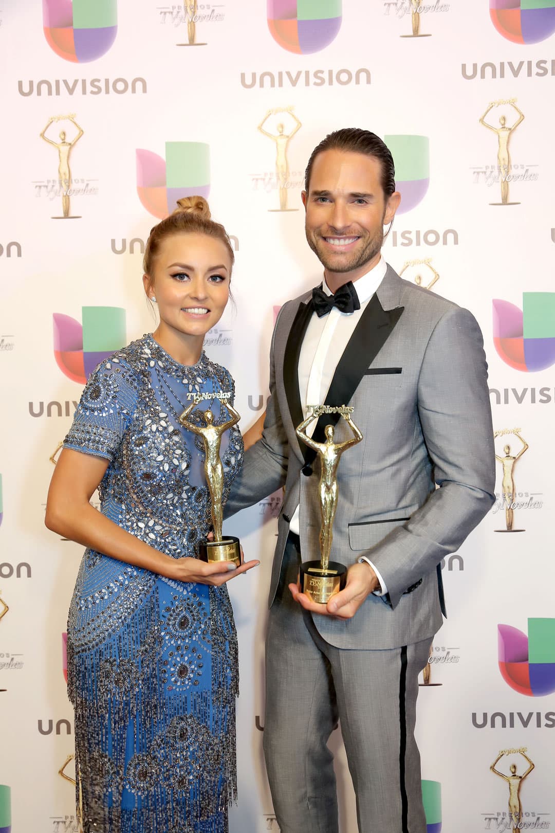 La pareja del momento se llevó los premios estelares de la noche gracias a 
<b><a href="http://www.univision.com/novelas/tres-veces-ana">'Tres veces Ana'</a></b>. 
<b><a href="http://www.univision.com/temas/angelique-boyer">Angelique Boyer</a></b> ganó como 'Actriz Protagónica' y 
<b><a href="http://www.univision.com/temas/sebastian-rulli">Sebastián Rulli</a></b> como 'Actor Protagónico'.