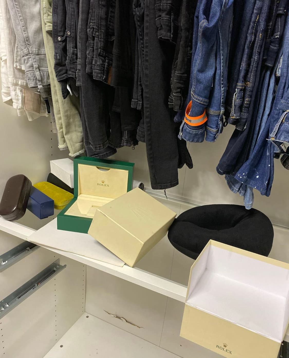 Se llevaron al menos un reloj marca Rolex, el cual estaba en su caja, junto a su ropa.