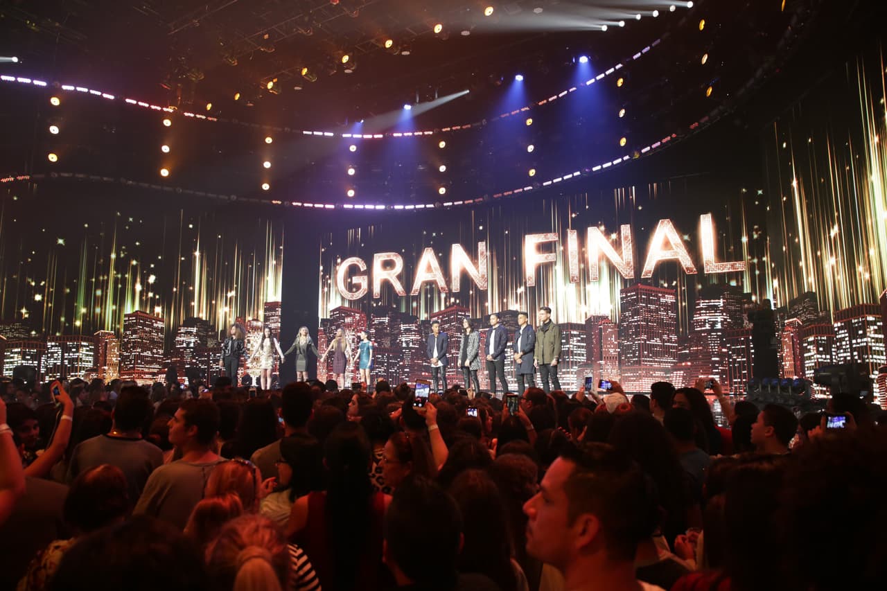 Las chicas por un lado y los chicos por el otro, Ale estaba a punto de anunciar quién terminó con los votos del público.