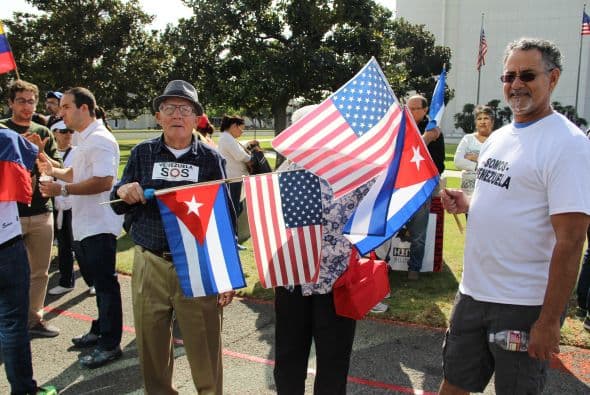 Pese a las distancias y tráfico característico de Los Ángeles, cientos de Venezolanos se unieron a la campaña mundial #SOSVenezuela para apoyar a todo el pueblo venezolano tras 10 días de protestas continuas en dicho país. A la manifestación se unieron guatemaltecos, peruanos, brasileños, libaneses, americanos y muchas otras nacionalidades que hacen vida en la Cosmopolita ciudad del oeste del país. Consignas, cantos y la familiaridad característica venezolana recibieron apoyo de los transeúntes en los alrededores del edificio Federal ubicado en la avenida Wilshire.