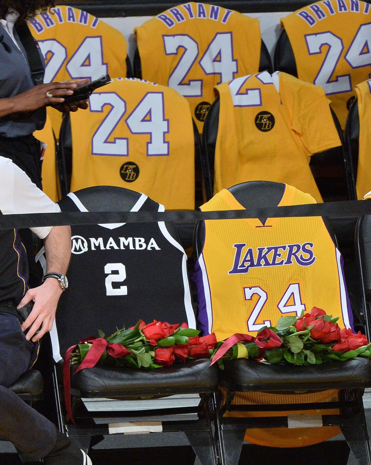 El 24 es en referencia al número que Bryant usó en su camiseta por años en los Lakers.
<br>