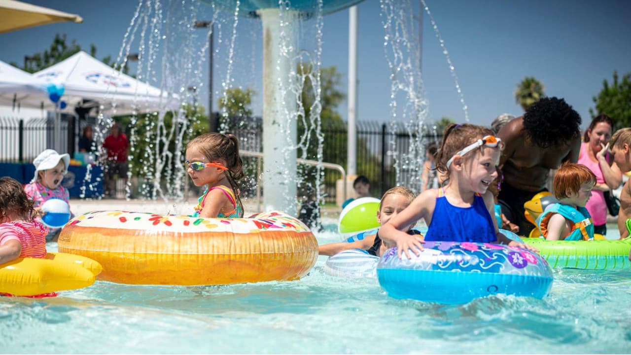 <b>Cortez Pool</b>
<br>Abierto de lunes a jueves, sábados y domingos de 12 p.m. a 6 p.m. Viernes cerrado.
<a href="https://goo.gl/maps/rWBDh957Jpt" target="_blank">3434 W. Dunlap Avenue.</a> Teléfono: 602-262-7107. Niños $1, adultos $3.