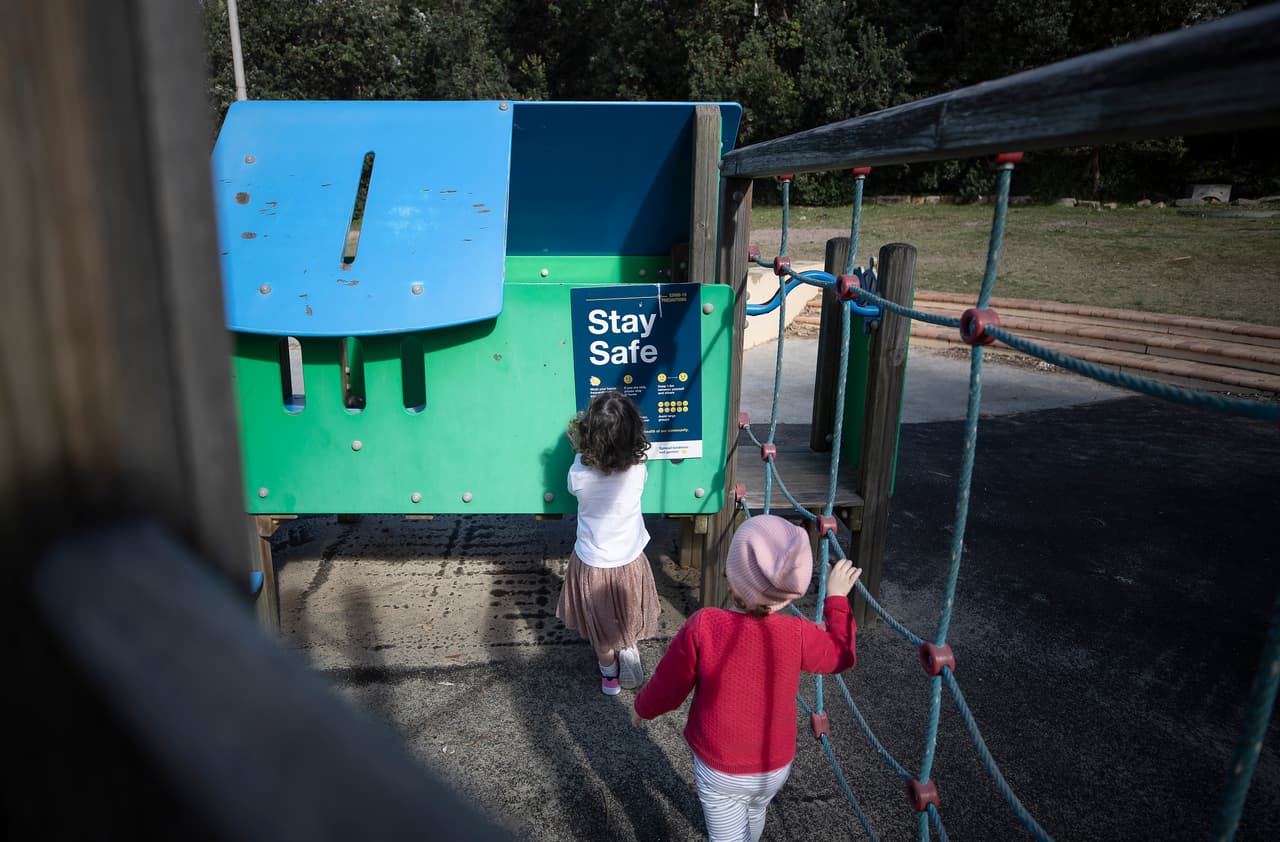 ▪️ Está prohibido comer o beber en el área de juegos
<br>
<br>▪️ Es obligatorio lavarse las manos antes de tocas las superficies compartidas
<br>
<br>▪️ Los adultos deben supervisar a los menores en todo momento
<br>
<br>▪️ Solo un adulto puede estar en compañía de un niño a la vez