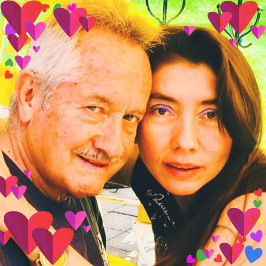 "
<b>No estamos preparados económicamente</b>, por más que ya tenemos la casa, nos falta dinero, por lo que tengo que trabajar un poco más para no llegar con las manos vacías".