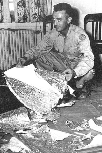 Se dice que el el Área 51 EE.UU. almacena tecnología extraterrestre, incluida una nave que se habría estrellado en Roswell, Nuevo México, en 1947.