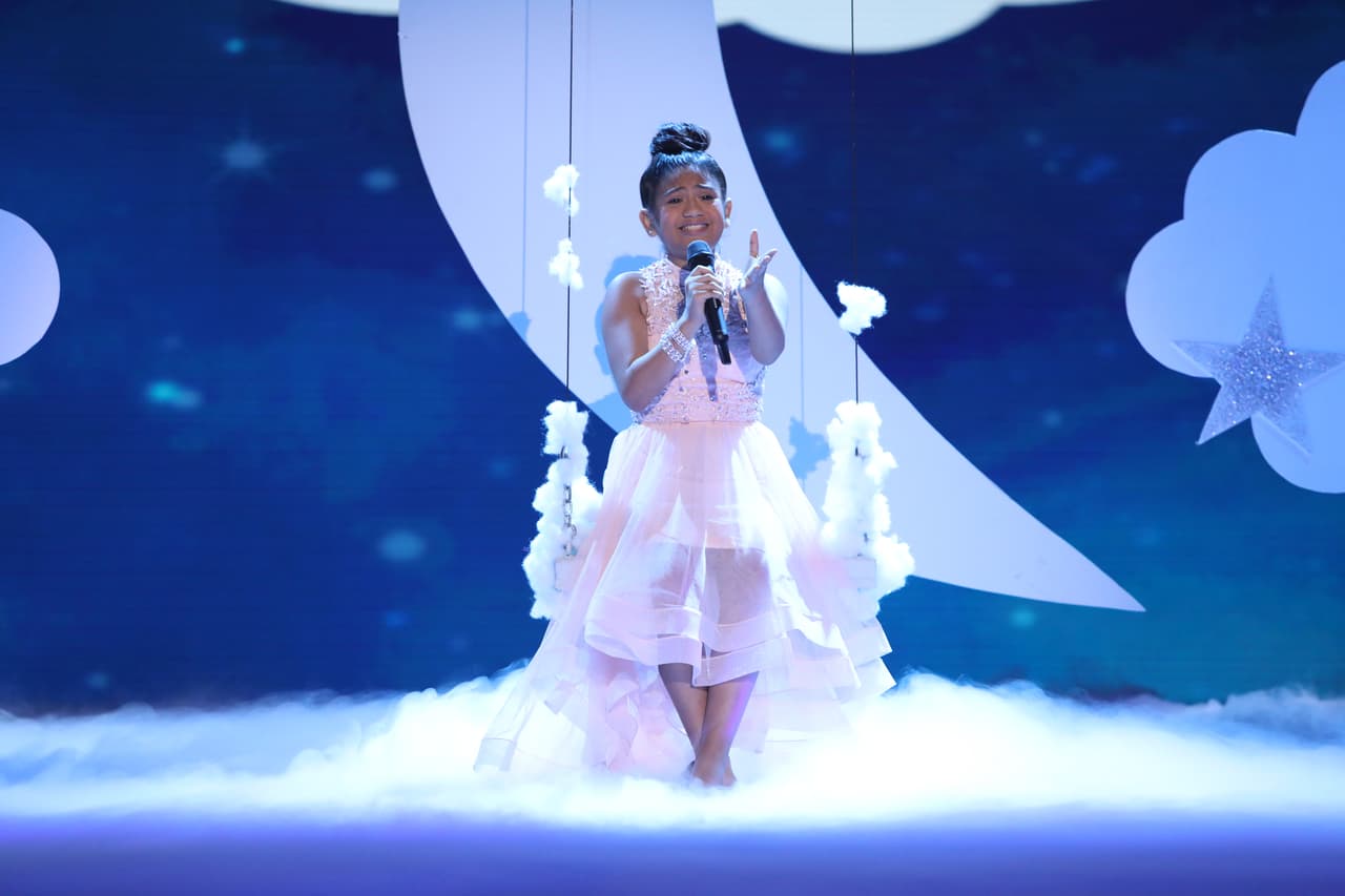 Durante su última presentación como solista, Sharon nos deleitó con el tema 'Luz de Luna'. 
<b><a href="http://www.univision.com/shows/pequenos-gigantes/sharon-enamoro-a-los-jueces-con-su-potente-voz-al-cantar-luz-de-luna-video">Aquí lo puedes volver a ver.</a></b>