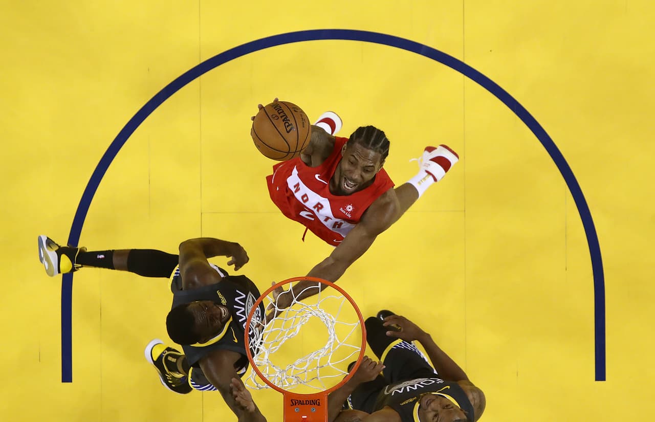Kawhi Leonard jugó para los Toronto Raptors ayudando a conquistar su primer título para la franquicia, fue nombrado jugador más valioso de las Finales. Esta temporada lo veremos vistiendo los colores de Los Angeles Clippers.