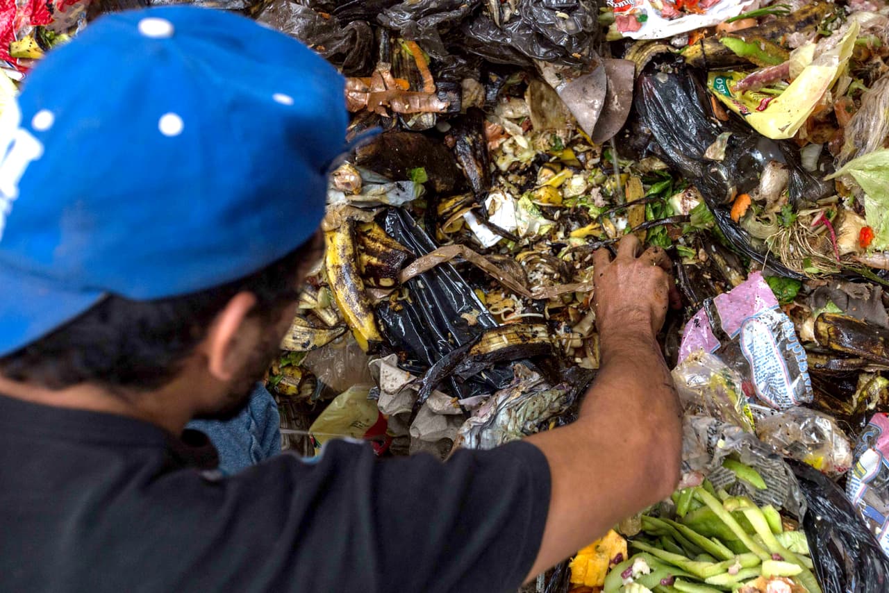 Vicente vivía en el estado andino de Mérida y hace año y medio emigró con su familia a Caracas en busca de trabajo, oportunidades. "Pero la cosa aquí está fea, esperaba encontrarla mejor", dice este joven de 25 años, mientras esculca las bolsas llenas de restos de pollo crudo. Desde hace unos meses 
<b>trabaja como obrero en contrucciones del gobierno</b>. "Pagan muy poquito, el sueldo no alcanza, y tengo cuatro muchachos que mantener".