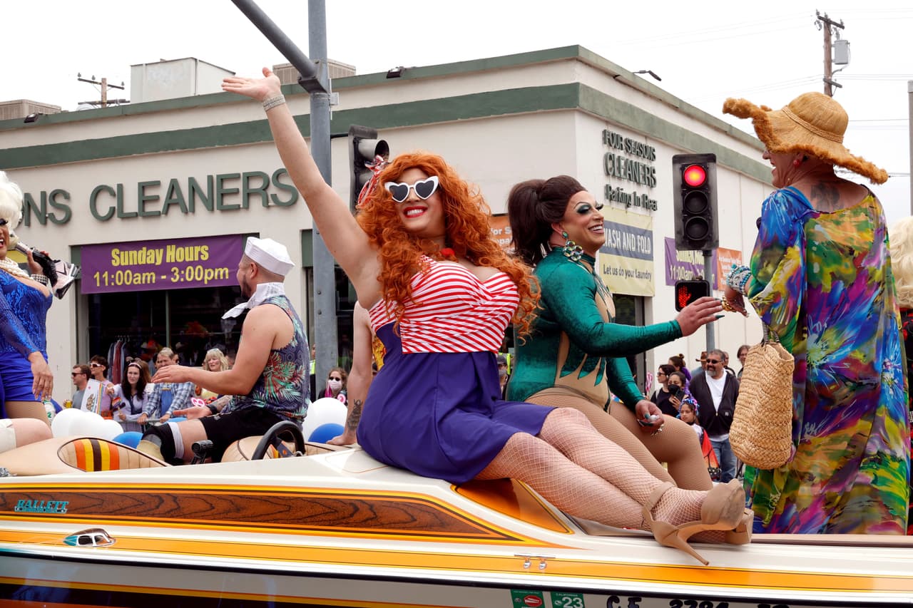 Los participantes caminaron, bailaron y derrocharon glamur en carros alegóricos, algunos de ellos que representaban a conocidas marcas.
<br>