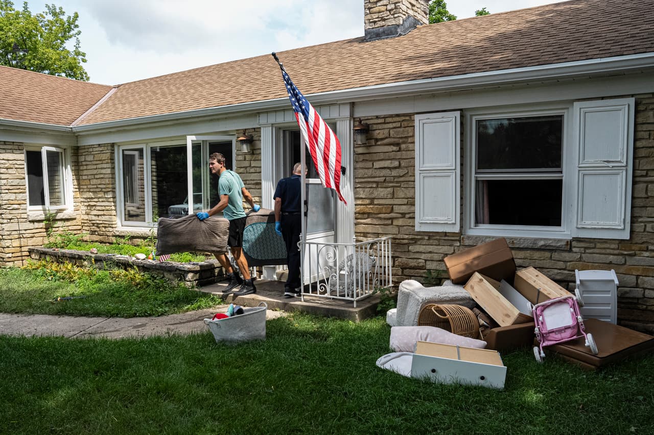Vecinos como Tom Gray compartieron su experiencia con los medios, indicando que jamás habían visto una inundación
<b> semejante en más de 50 años de vida.</b> Gray comentó que el agua alcanzó 
<b>cerca de tres pies en su sótano</b>, afectando gravemente su hogar y pertenencias.