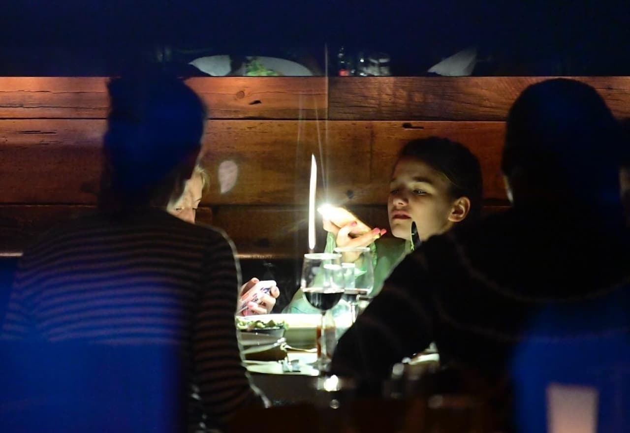 Suri Cruise, la hija de Katie Holmes y Tom Cruise, celebró su cumpleaños 13 con su madre y dos amigas, pero sin la presencia de su padre por séptimo año consecutivo.
<br>