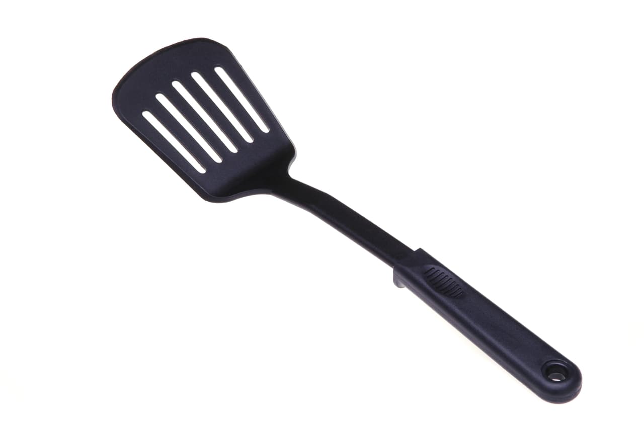 <b>Espátula de plástico</b>
<br>
<br>La recomendación es que sea de plástico, aunque una de metal también funciona, solo que es más peligrosa para el parabrisas.