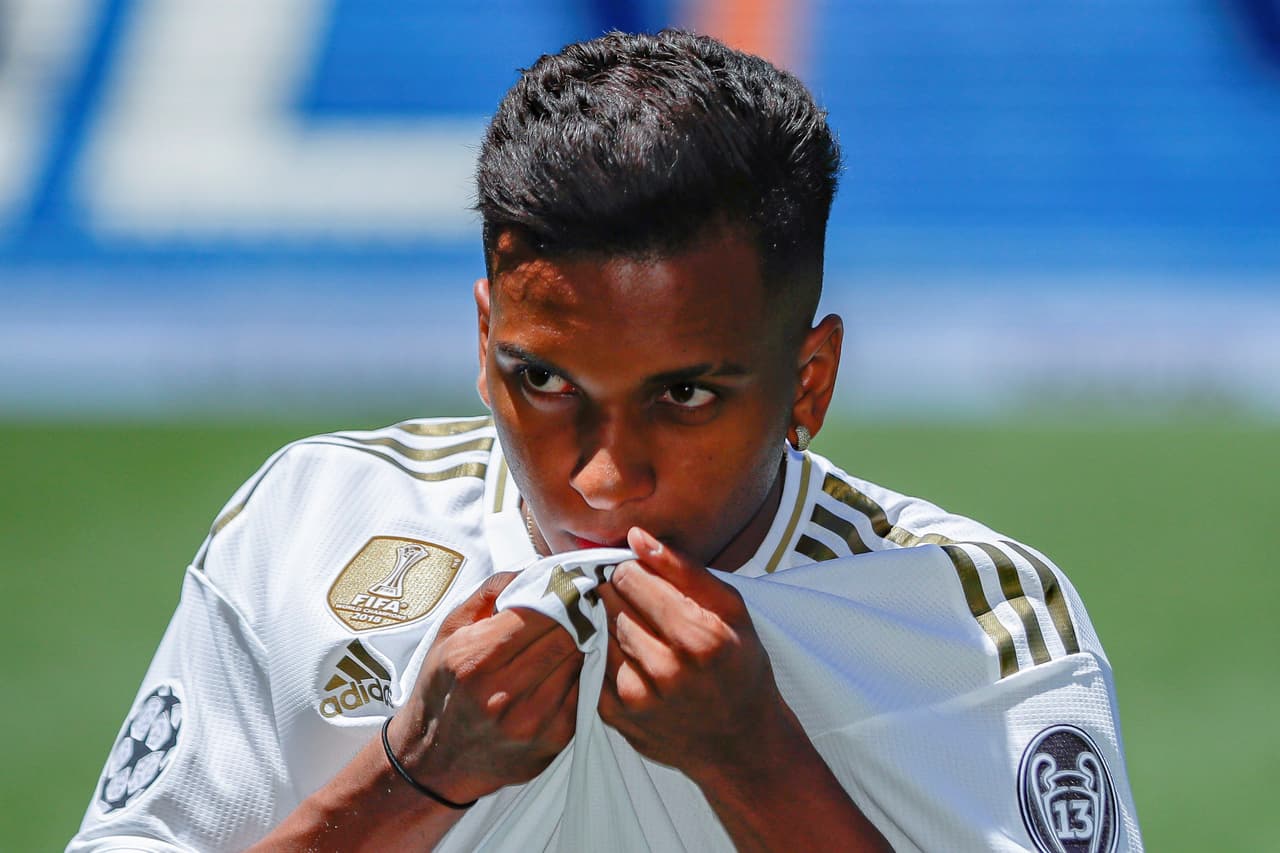 Este martes el brasileño Rodrygo, ex Santos F.C., firmó contrato hasta 2025 con el Real Madrid y posteriormente fue presentado de manera oficial junto al presidente Florentino Pérez. "Era mi sueño desde pequeño jugar acá [...] estoy a disposición del club, en el Castilla o el primer equipo", comentó el joven atacante.